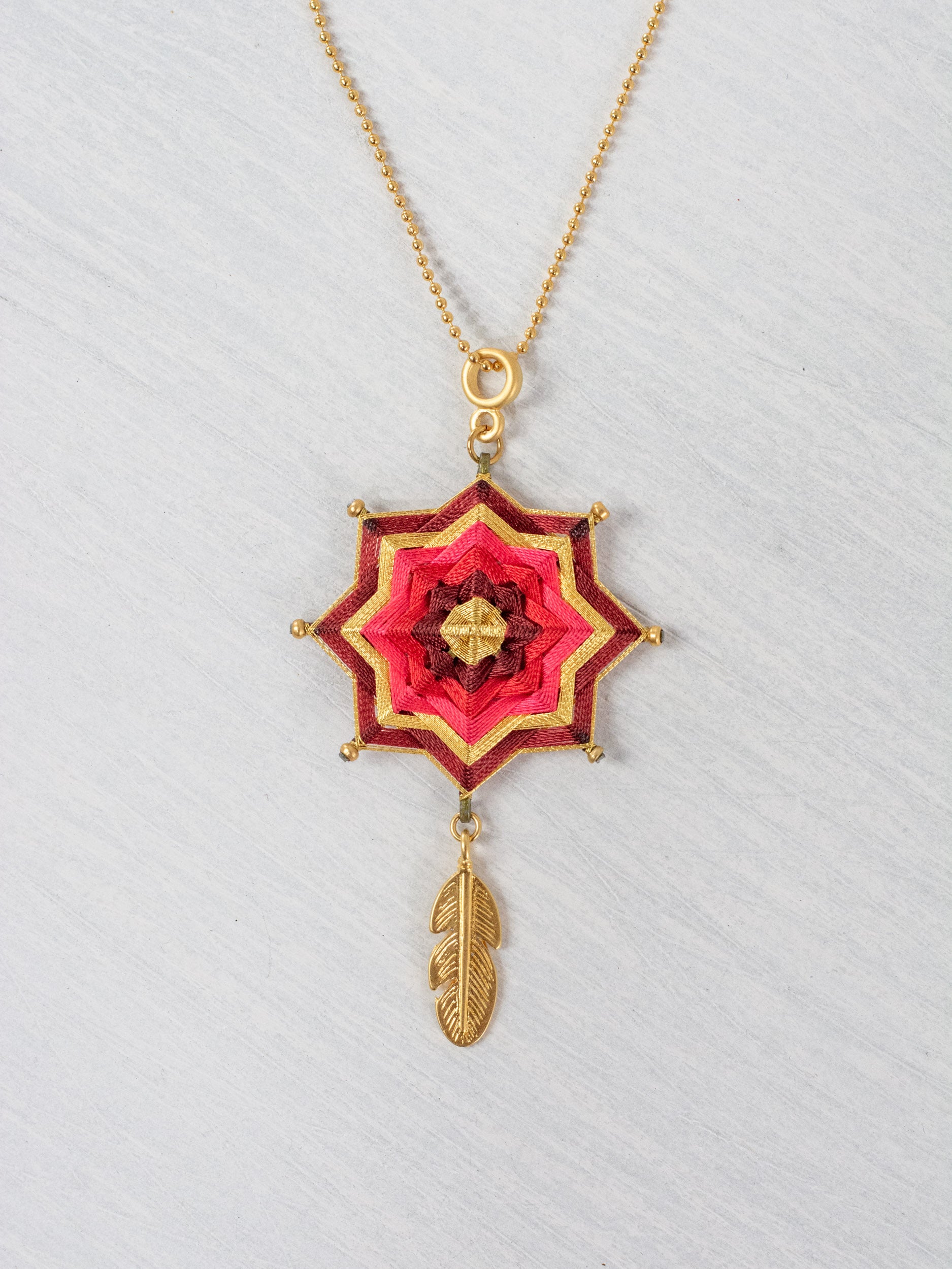 Collar mandala estrella con pluma grande