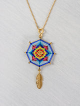 Collar mandala octagonal con pluma grande