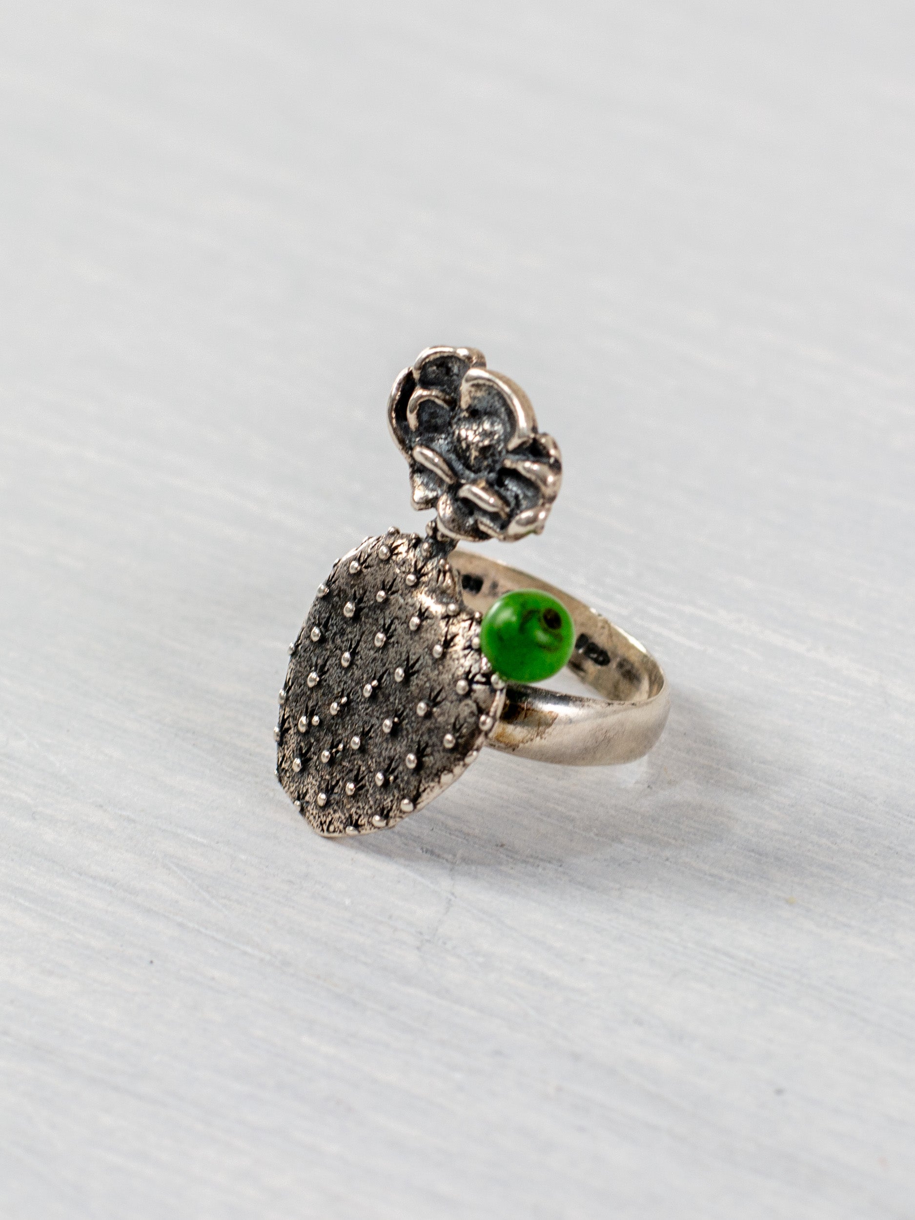 Nopal ring with large flower