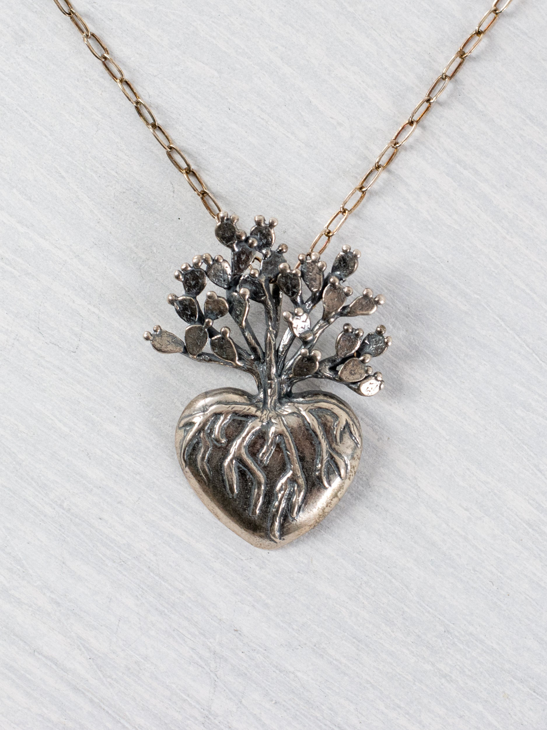 Collar de corazón de nopal mediano