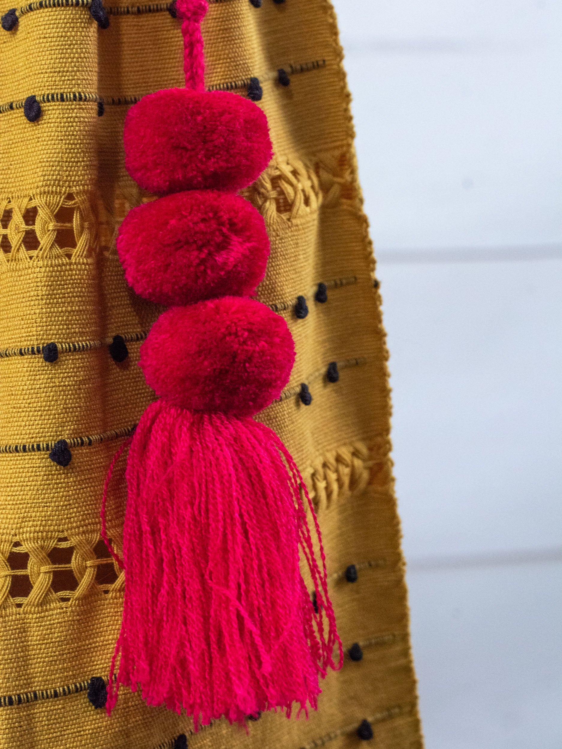 Chiapas bag with pompom and little balls