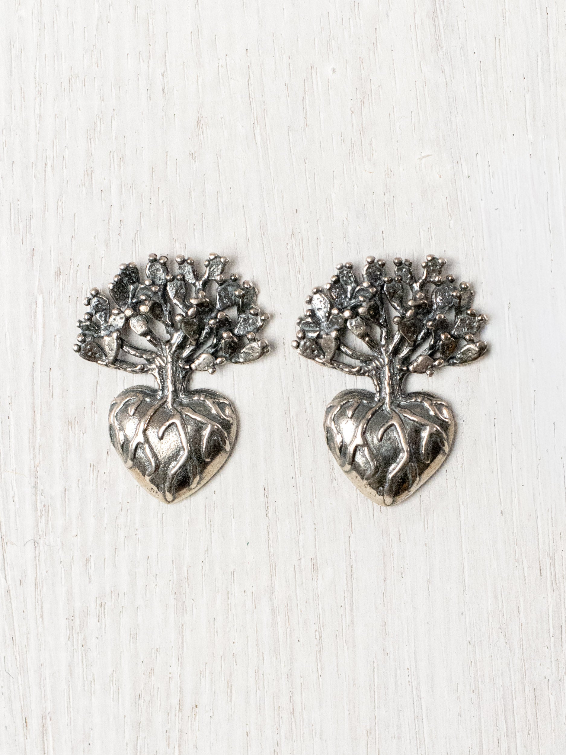 Aretes de corazón con nopal medianos