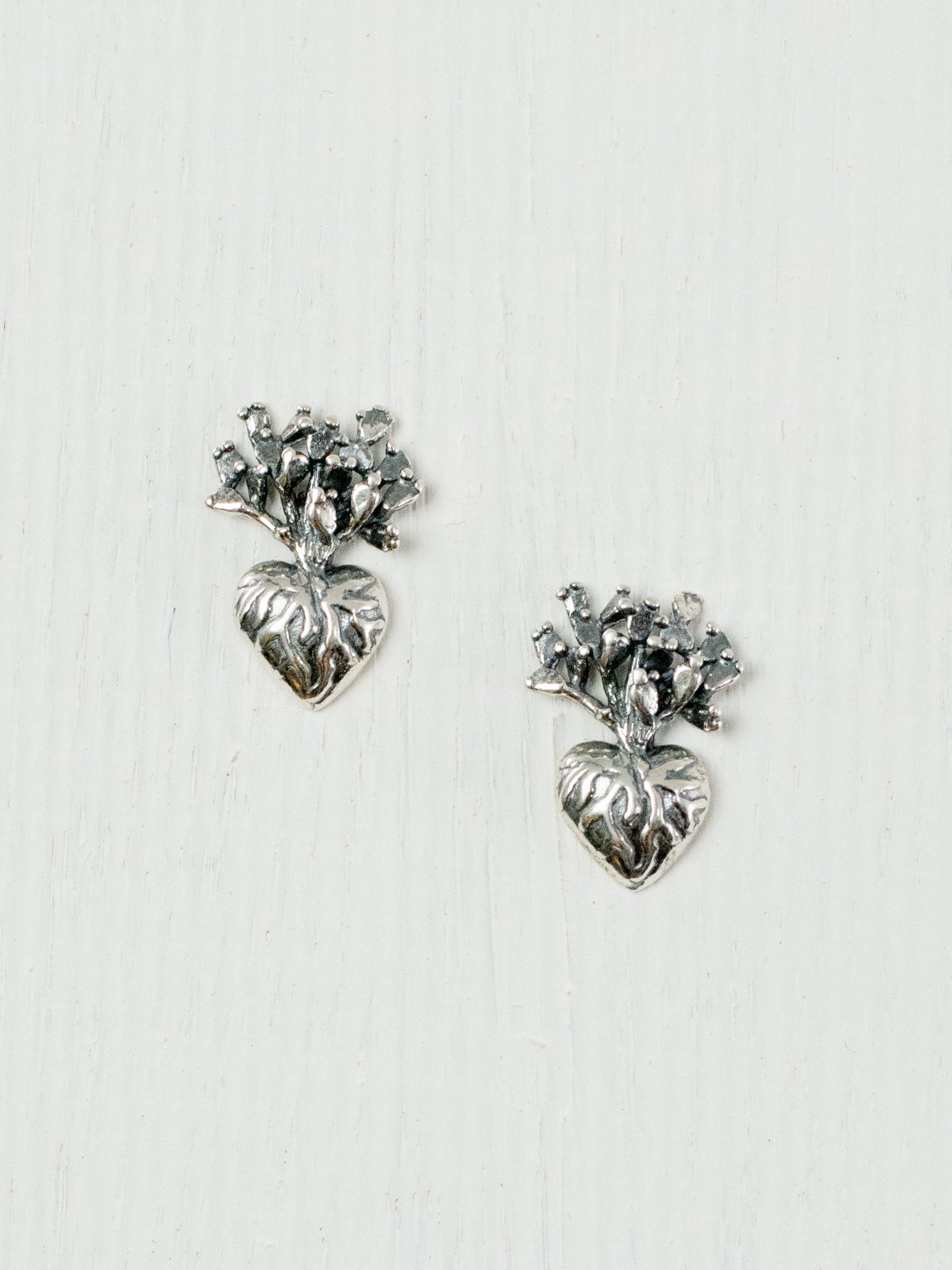 Small nopal heart earrings
