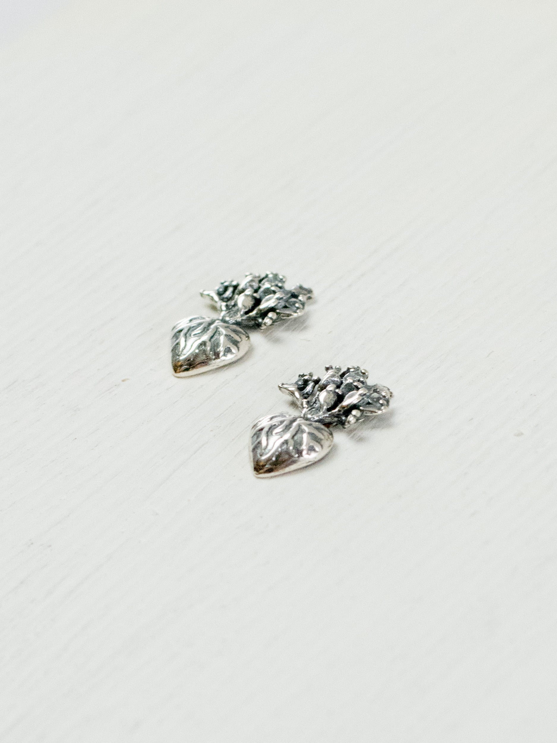 Small nopal heart earrings